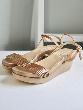 Jeannot Women's Gold Metallic Sunburst Strappy Wedge Heel Sandals Size 39 / 8.5